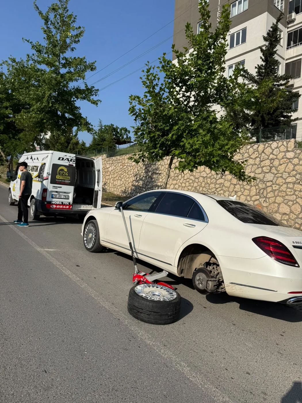 Binek araç lastik değişimi